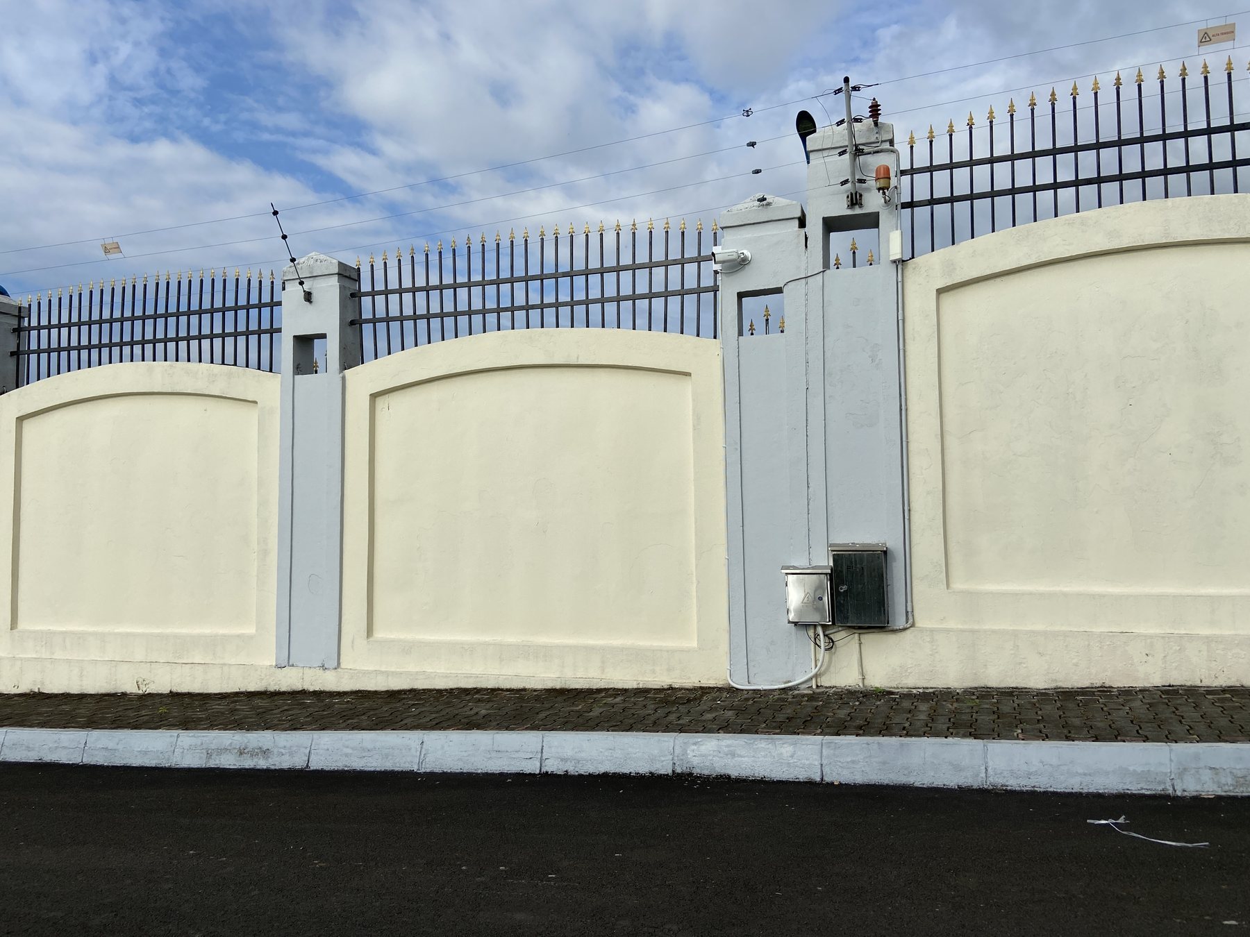 Portería y perímetro exterior de un recinto presidencial en Malabo