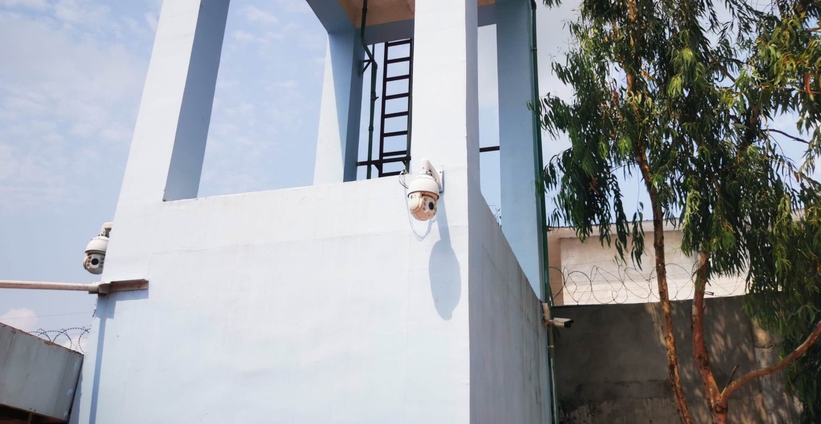 Cámara instalada en la pared de una residencia en Mongomo