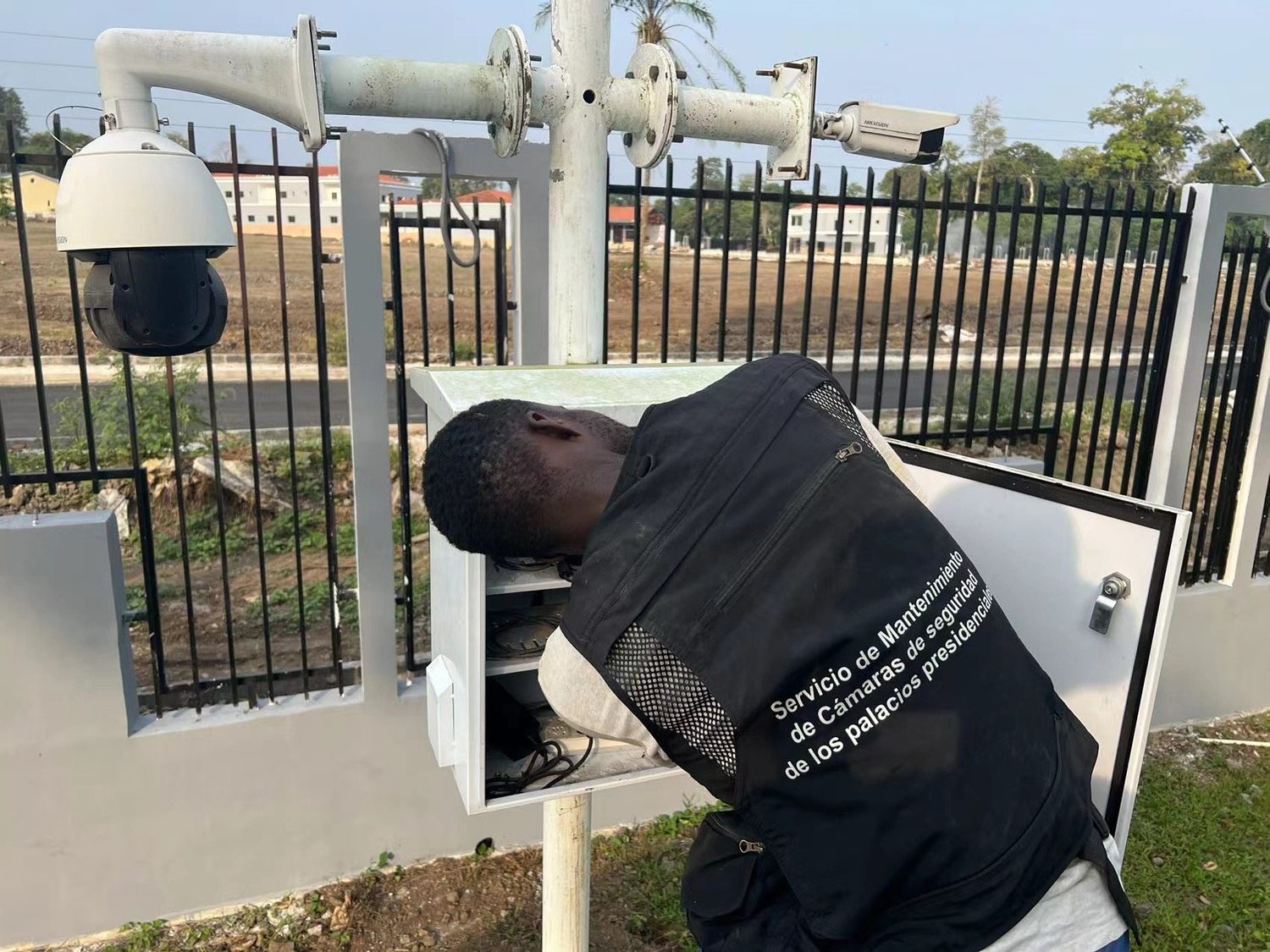 Técnico instalando una cámara domo en un poste