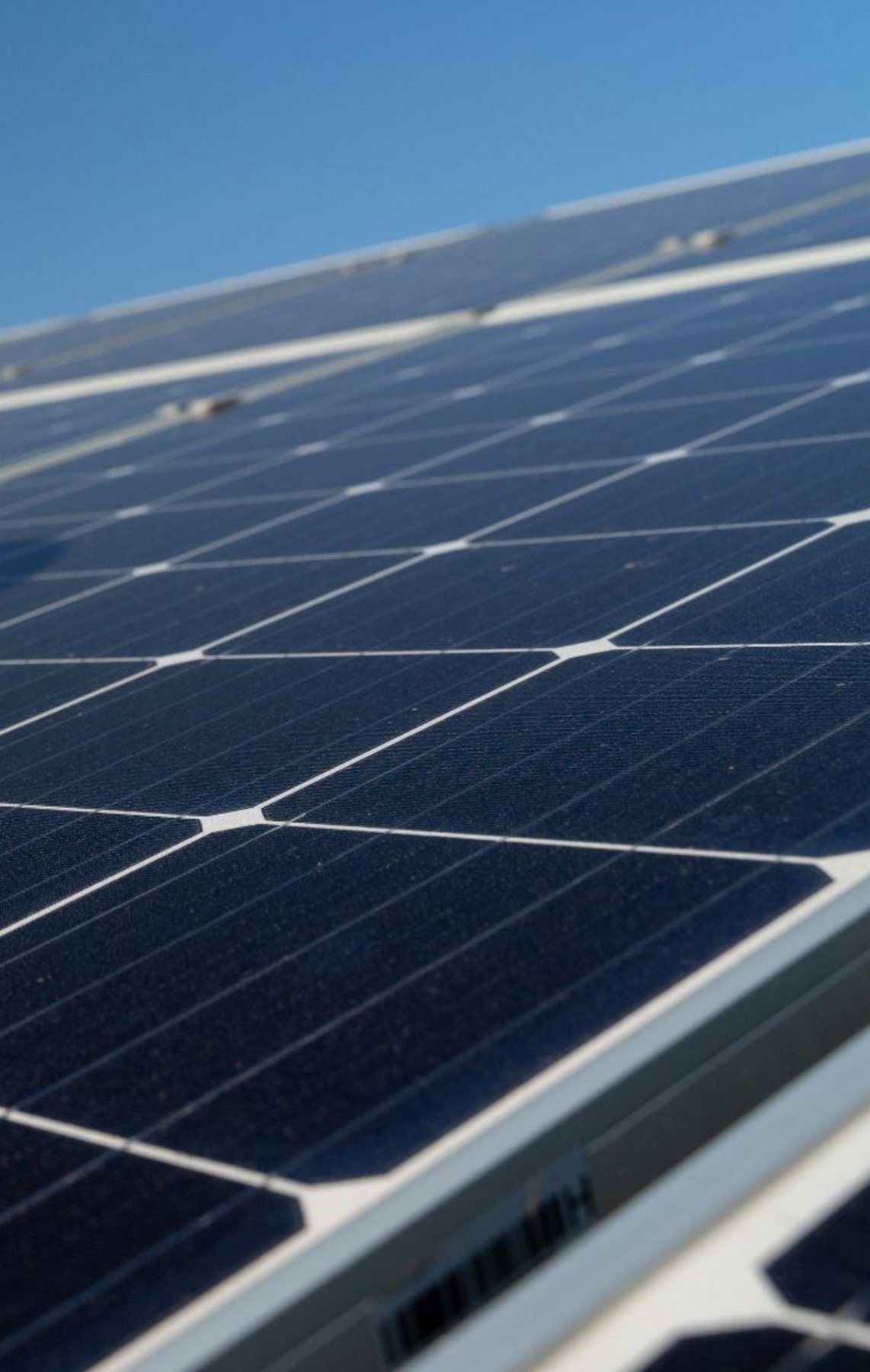 Sistema integrado de energía solar, almacenamiento y carga